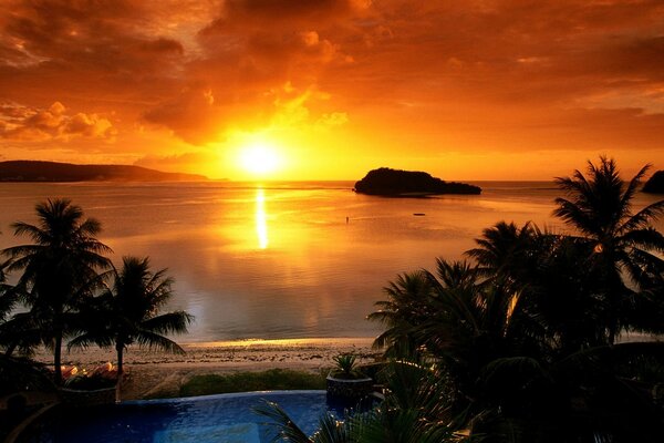 Le coucher de soleil écarlate dans la baie est incroyablement beau