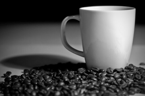 Immagine in bianco e nero di caffè e bicchiere