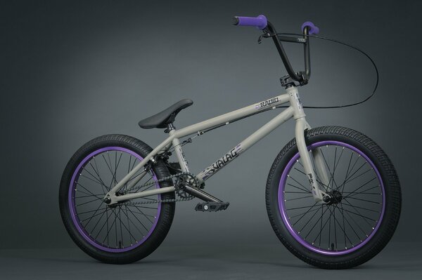 Gris avec poignées de vélo BMX violet sur fond gris