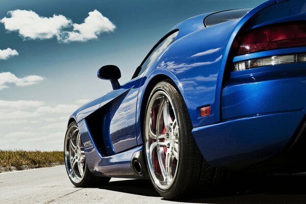 Dodge Viper azul en la carretera bajo el cielo azul