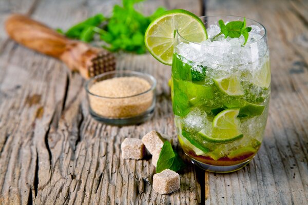 Mojito mit Eis und Limettengrün