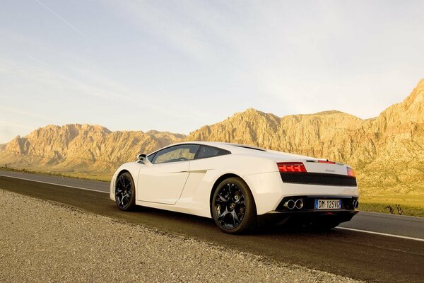 Voiture Lamborghini sur la piste au milieu des montagnes