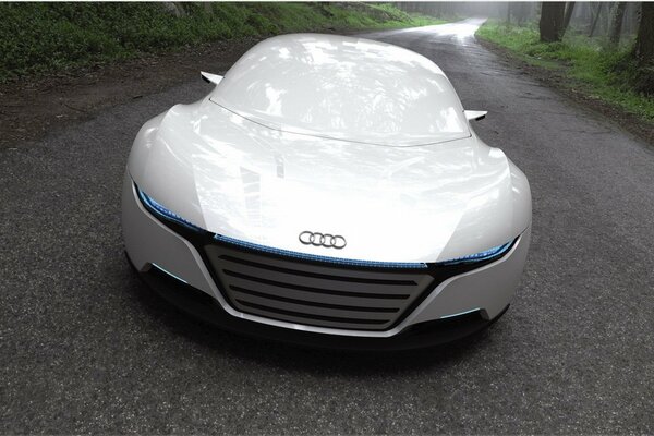 Chic argent Audi sur la route