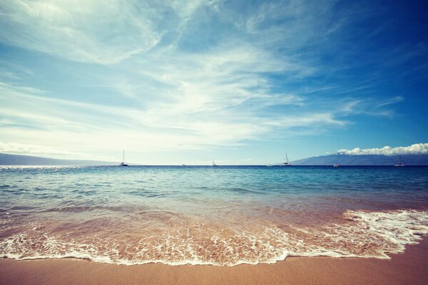 Vue sur les vagues tranquilles de la mer d Azur