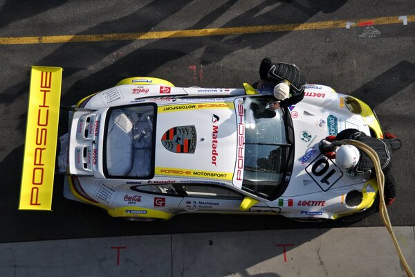 Auto deportivo Porsche en las carreras