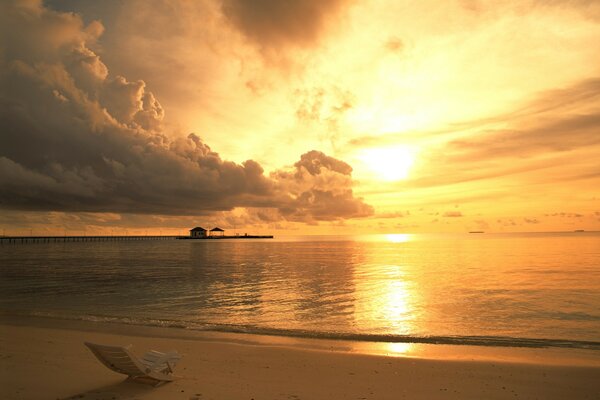 Fotos von Sonnenuntergang und Wolken am Strand