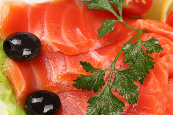 Pesce rosso con olive e verdure