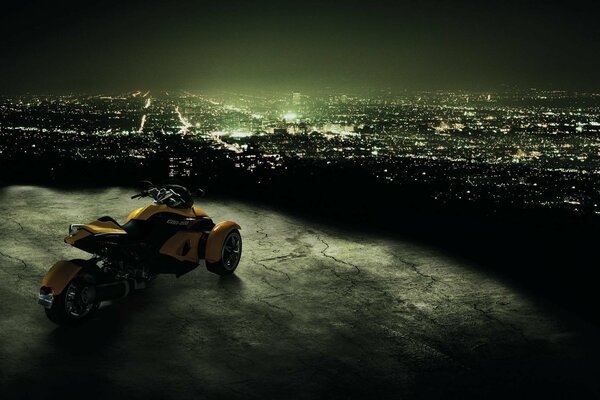 Sur les lumières de la ville de nuit lointaine regarde une moto de sport