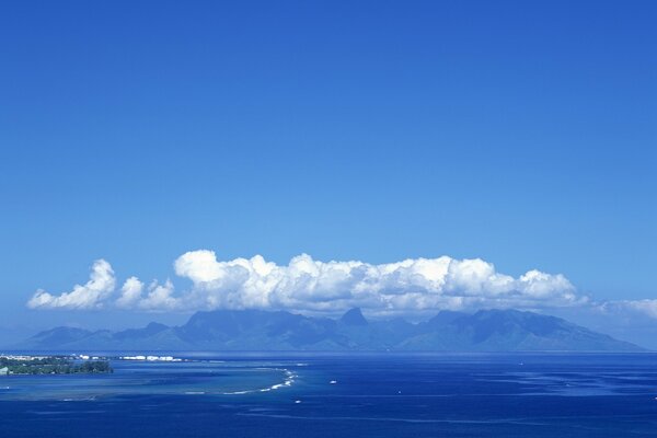 Die Insel ist mit dichten weißen Wolken bedeckt