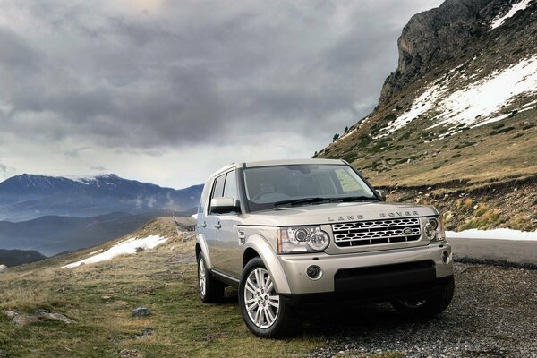 Land Rover Schubkarre vor dem Hintergrund von Gras und Wolken