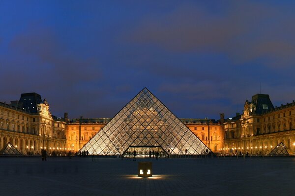 El Louvre nocturno en el desvanecimiento del alma