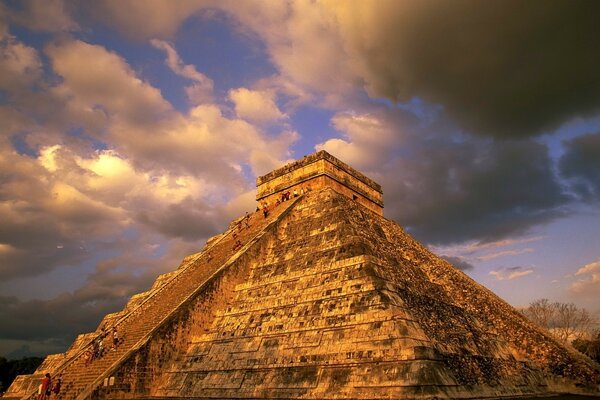 Die alte Maya-Pyramide geht in die Wolken