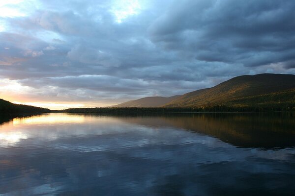 El río refleja la montaña y el cielo