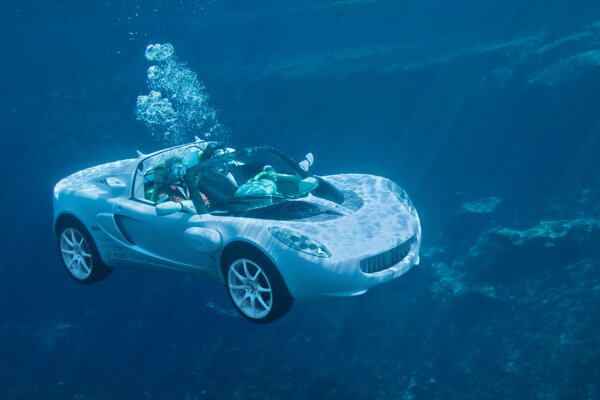 Car for underwater excursion of people