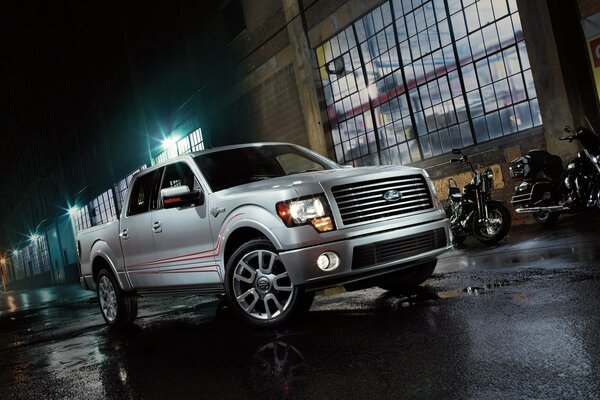 Ford pickup en la noche en el fondo de las luces