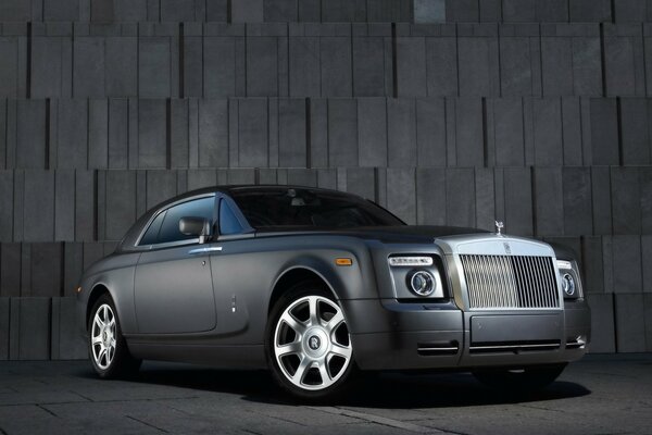 Elegant photograph of a Rolls-Royce phantom
