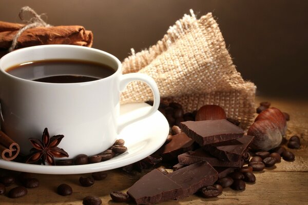 Kawałki ciemnej czekolady z filiżanką kawy