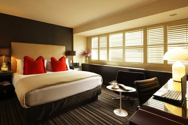 Красивый номер в отеле с красными подушками