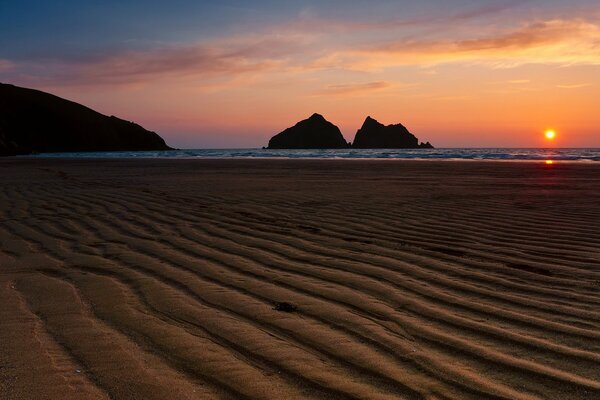 Sagome di rocce ai raggi del sole al tramonto