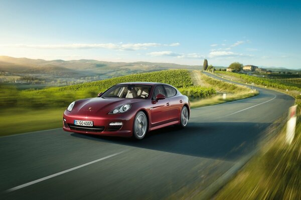 Roter Porsche fährt schnell auf der Straße