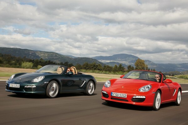 Porsche rouge et vert en mouvement