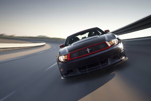 Ford Mustang corre lungo la pista