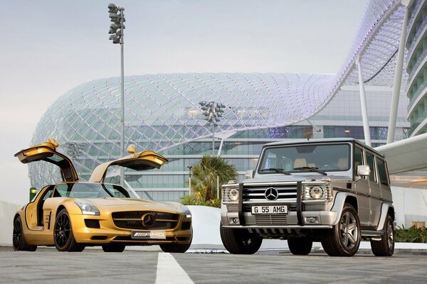 Mercedes de oro con puertas abiertas en el fondo del edificio 