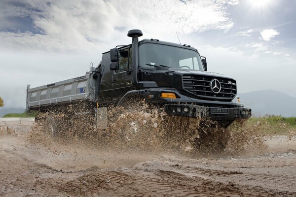 Starker LKW in dunkler Farbe von Mercedes