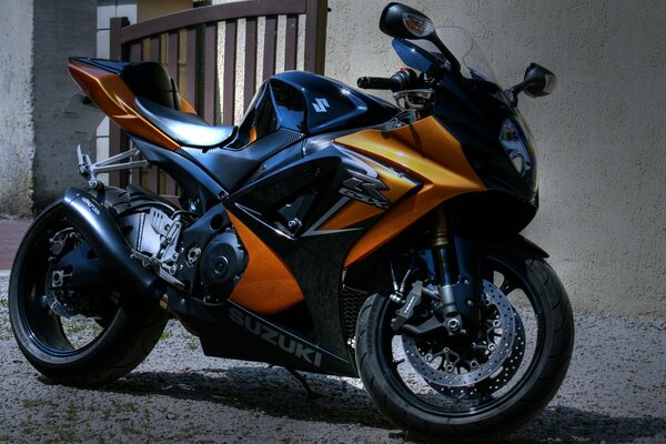 Moto sportiva Suzuki nei toni del nero e dell arancione