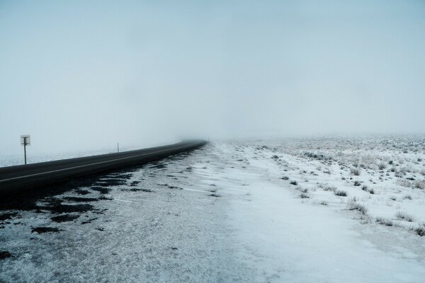 Route d hiver. Tempête de neige qui fait rage