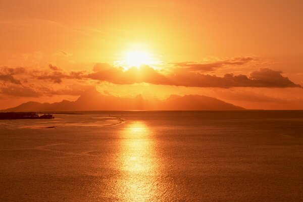 Isla en el mar iluminada por el atardecer