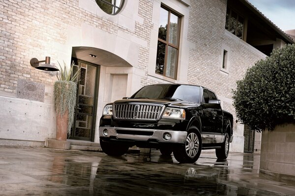 Voiture pick-up sur fond de maison