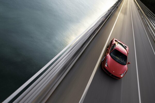 Auf der Strecke im Verkehr ein roter Ferrari