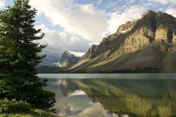 La belleza de la montaña se refleja en el lago