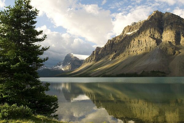 Красота горы отражается в озере
