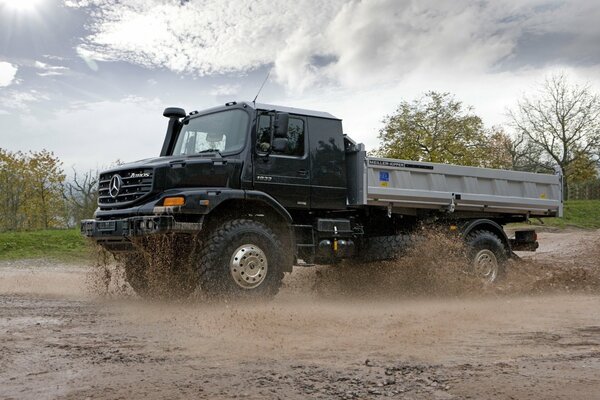 Camion puissant de Mercedes pétrit la saleté