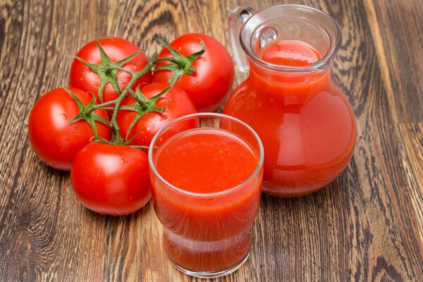 Tomates y jugo de tomate en un vaso