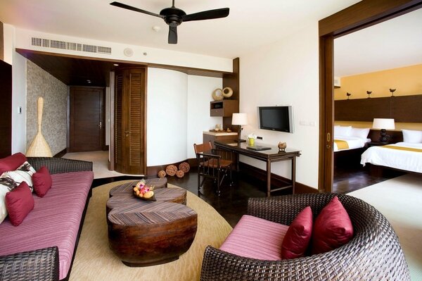 Zimmer mit schicken Möbeln und modischem Design