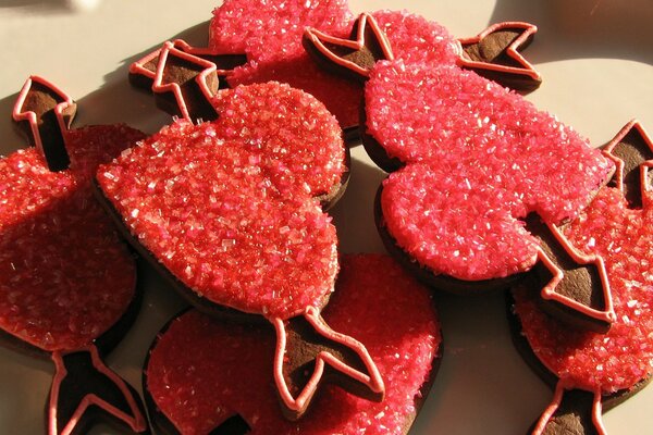 Biscuits coeurs rouges avec des flèches