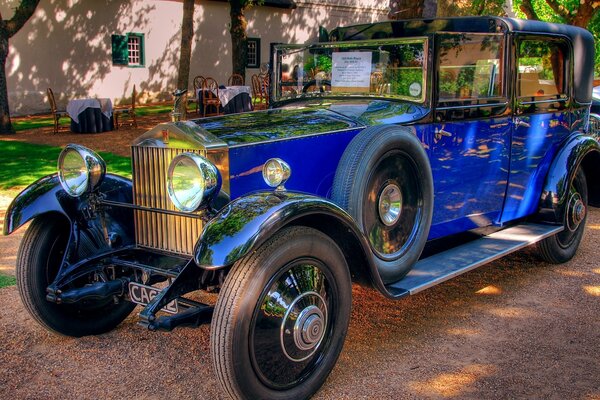 Vieille voiture rétro de couleur bleue