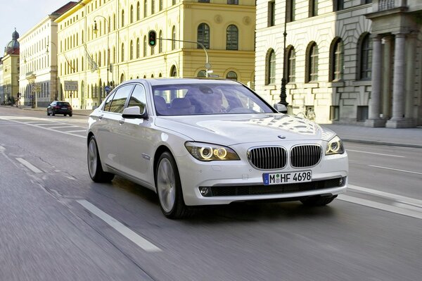 Image de voiture bmw blanc dans la ville