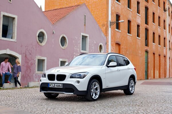 Un Boomer blanco estacionado en una calle de la ciudad