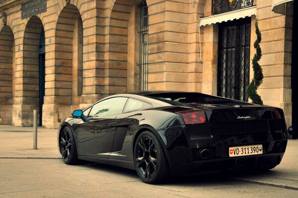 Coche Lamborghini negro estacionado