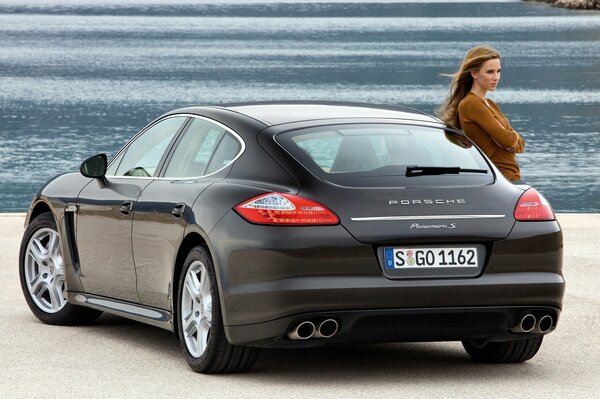 Fille avec Porsche sur fond d eau