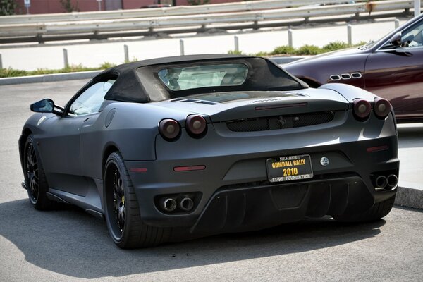 Opaco Ferrari F 430 sulla strada