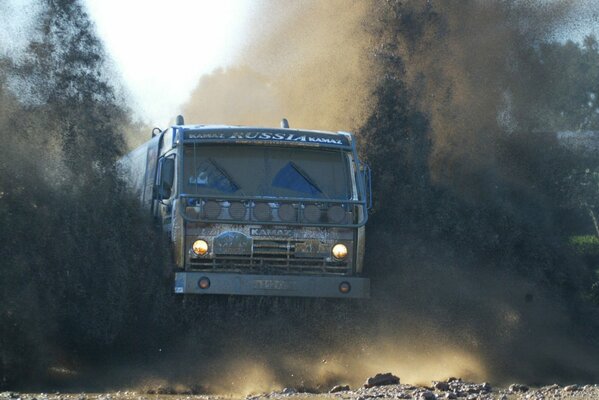 LKW auf der Straße im Schlamm