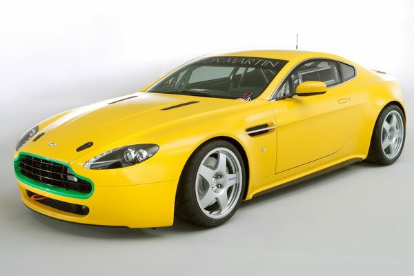 Aston Martin estilo brillante en amarillo 