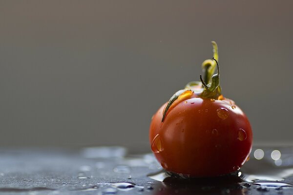 Pomodoro rosso sul tavolo bagnato