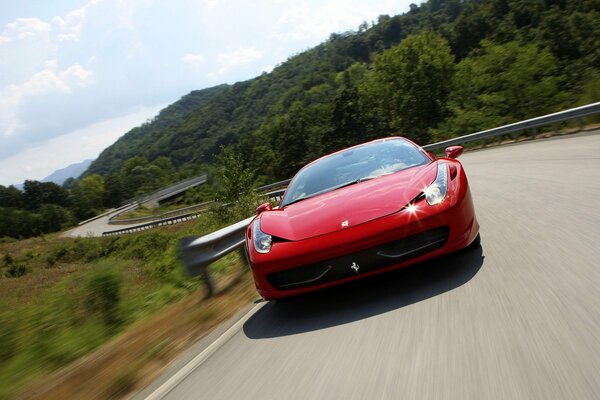 Ferrari rouge en mouvement
