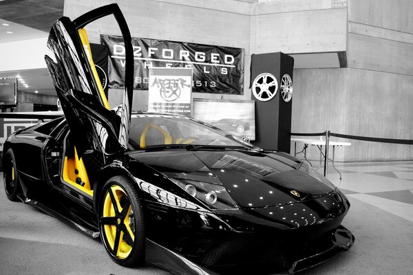 Lamborghini murkielago con puertas verticales